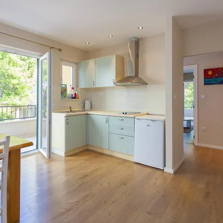 Meri - Puharic Гостевой дом Макарска